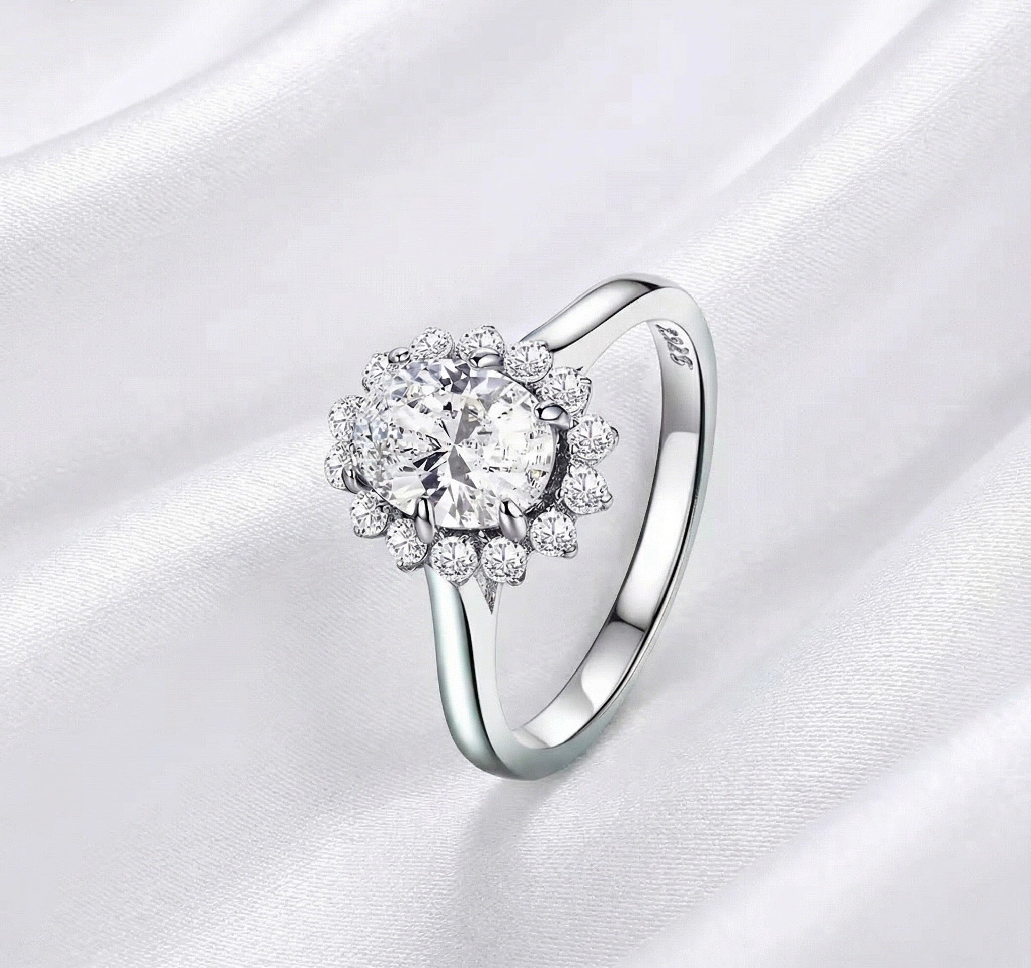 Oval Cut Moissanite Halo Ring 1.5Ct